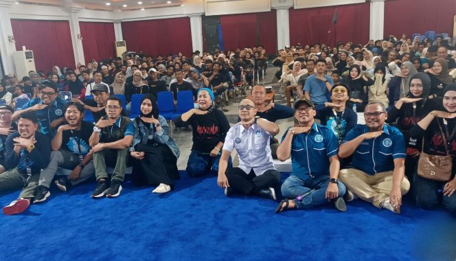
					Ket. Dokumentasi setelah selesai acara penonton film Kuyank di Balairung Tuntung Pandang Pelaihari. Foto.Syaiful