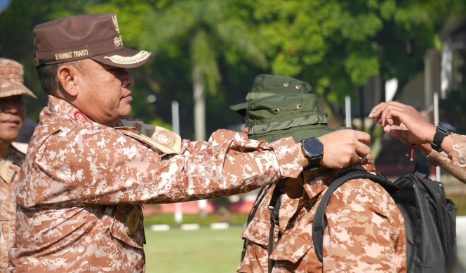 
					Ket.Bupati Tanah Laut H. Rahmat Trianto membuka  dengan memakaikan simbolis perwakilan Pelatihan Kepala Desa di IPDN Jatinangor. Foto.Ist