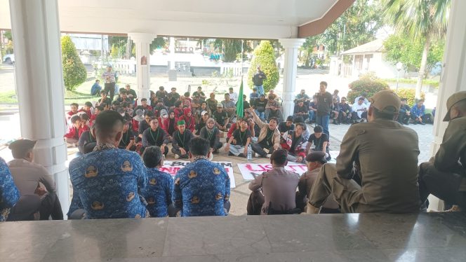 
					Ket. foto masa aksi didepan kantor DPRD Kabupaten tanah laut,Senin (18/05/2026). Foto.Ist 