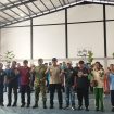 Ket.Bupati berfoto bersama unsur pemerintah daerah, organisasi lingkungan, TNI, dan pelajar saat peringati Hari Bumi. Foto.Ariyani