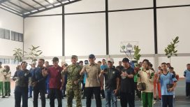 Ket.Bupati berfoto bersama unsur pemerintah daerah, organisasi lingkungan, TNI, dan pelajar saat peringati Hari Bumi. Foto.Ariyani