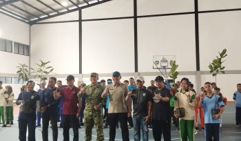 Ket.Bupati berfoto bersama unsur pemerintah daerah, organisasi lingkungan, TNI, dan pelajar saat peringati Hari Bumi. Foto.Ariyani
