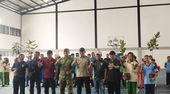 Ket.Bupati berfoto bersama unsur pemerintah daerah, organisasi lingkungan, TNI, dan pelajar saat peringati Hari Bumi. Foto.Ariyani