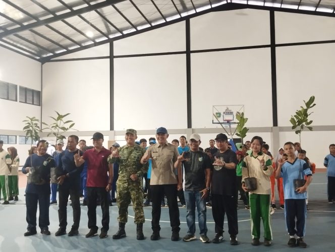 
					Ket.Bupati berfoto bersama unsur pemerintah daerah, organisasi lingkungan, TNI, dan pelajar saat peringati Hari Bumi. Foto.Ariyani