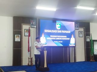 Ket.Bupati Tanah Laut memberikan sambutan saat sosialisasi program pendidikan pascasarjana bersama Universitas Lambung Mangkurat di Pelaihari. Foto.Ariyani