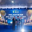 Kec.Ketua Umum BPD HIPMI Kalimantan Selatan, Putra Qomaluddin Attar Nurriqli, bersama Bupati Tanah Laut, H. Rahmat Trianto, menyerahkan simbolis kepengurusan kepada Ketua BPC HIPMI Tanah Laut periode 2026–2029, Evan Zachari Asher. Foto. Ariyani