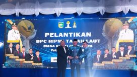 Kec.Ketua Umum BPD HIPMI Kalimantan Selatan, Putra Qomaluddin Attar Nurriqli, bersama Bupati Tanah Laut, H. Rahmat Trianto, menyerahkan simbolis kepengurusan kepada Ketua BPC HIPMI Tanah Laut periode 2026–2029, Evan Zachari Asher. Foto. Ariyani