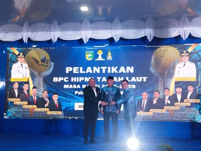 
					Kec.Ketua Umum BPD HIPMI Kalimantan Selatan, Putra Qomaluddin Attar Nurriqli, bersama Bupati Tanah Laut, H. Rahmat Trianto, menyerahkan simbolis kepengurusan kepada Ketua BPC HIPMI Tanah Laut periode 2026–2029, Evan Zachari Asher. Foto. Ariyani