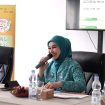 Ket.Ketua TP PKK Kabupaten Tanah Laut, Hj. Dian Rahmat, saat memaparkan materi mengenai pentingnya pola makan Beragam, Bergizi, Sehat, dan Aman (B2SA) dalam kegiatan Bimbingan Teknis di Aula Kantor Dinas Ketahanan Pangan dan Perikanan Tala. Foto.Ist