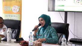 Ket.Ketua TP PKK Kabupaten Tanah Laut, Hj. Dian Rahmat, saat memaparkan materi mengenai pentingnya pola makan Beragam, Bergizi, Sehat, dan Aman (B2SA) dalam kegiatan Bimbingan Teknis di Aula Kantor Dinas Ketahanan Pangan dan Perikanan Tala. Foto.Ist