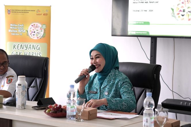 
					Ket.Ketua TP PKK Kabupaten Tanah Laut, Hj. Dian Rahmat, saat memaparkan materi mengenai pentingnya pola makan Beragam, Bergizi, Sehat, dan Aman (B2SA) dalam kegiatan Bimbingan Teknis di Aula Kantor Dinas Ketahanan Pangan dan Perikanan Tala. Foto.Ist