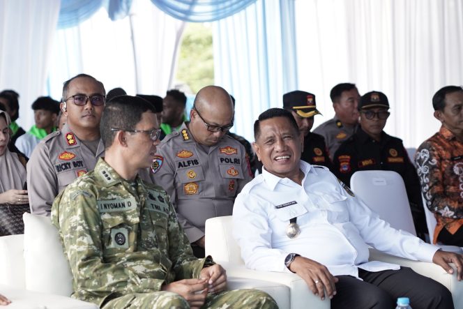 
					Ket.Wakil Bupati Tanah Laut menghadiri Panen Raya Jagung Serentak di Kecamatan Bati-Bati yang dirangkai groundbreaking gudang ketahanan pangan Polri dan launching 166 SPPG Polri.Foto.Ist