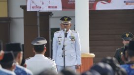 Ket.Bupati Tanah Laut H. Rahmat Trianto menyampaikan amanat saat upacara gabungan peringatan Hari Otonomi Daerah ke-30 dan Hari Pendidikan Nasional 2026 di halaman Kantor Bupati Tanah Laut.Foto.Ist