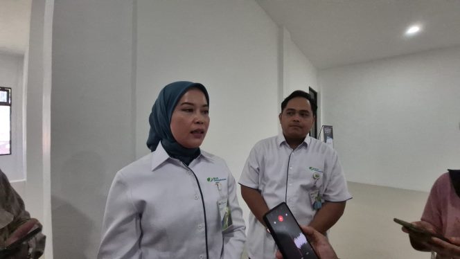 
					Ket.Wawancara dengan Kepala Cabang BPJS Ketenagakerjaan terkait perlindungan pekerja rentan di Kabupaten Tanah Laut.Foto.Ist