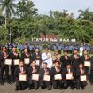 Ket.Momen kebanggaan saat personel Satresnarkoba Polres Tanah Laut menerima penghargaan dari Pemkab Tanah Laut atas dedikasi dan keberhasilan memberantas peredaran narkoba di wilayah hukum setempat. Foto. Humas Polresta