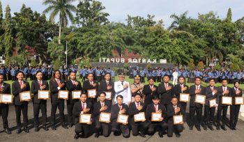 Ket.Momen kebanggaan saat personel Satresnarkoba Polres Tanah Laut menerima penghargaan dari Pemkab Tanah Laut atas dedikasi dan keberhasilan memberantas peredaran narkoba di wilayah hukum setempat. Foto. Humas Polresta
