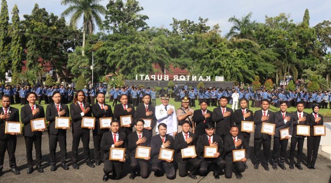 Ket.Momen kebanggaan saat personel Satresnarkoba Polres Tanah Laut menerima penghargaan dari Pemkab Tanah Laut atas dedikasi dan keberhasilan memberantas peredaran narkoba di wilayah hukum setempat. Foto. Humas Polresta