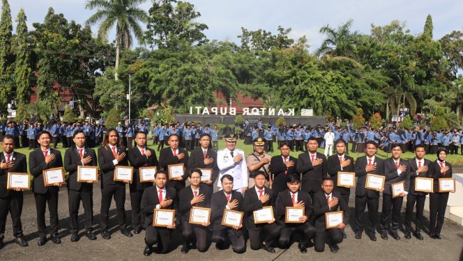 
					Ket.Momen kebanggaan saat personel Satresnarkoba Polres Tanah Laut menerima penghargaan dari Pemkab Tanah Laut atas dedikasi dan keberhasilan memberantas peredaran narkoba di wilayah hukum setempat. Foto. Humas Polresta