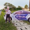 Ket.Replika mobil patroli dan figur anggota polisi lalu lintas dipasang Satlantas Polres Tanah Laut di salah satu titik rawan kecelakaan. Foto.Ist