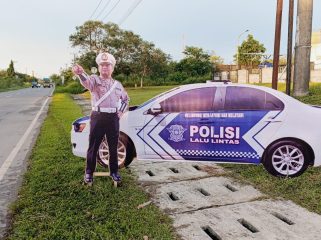 Ket.Replika mobil patroli dan figur anggota polisi lalu lintas dipasang Satlantas Polres Tanah Laut di salah satu titik rawan kecelakaan. Foto.Ist