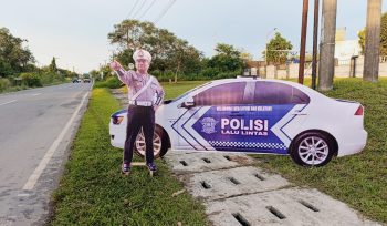 Ket.Replika mobil patroli dan figur anggota polisi lalu lintas dipasang Satlantas Polres Tanah Laut di salah satu titik rawan kecelakaan. Foto.Ist