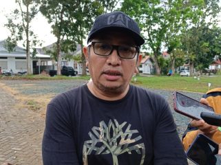 Ket.Kepala DPRKPLH Tanah Laut, Erzandi, saat menyampaikan komitmen pemerintah daerah dalam peluncuran program “Desa Menanam” pada peringatan Hari Bumi Sedunia 2026.Foto.Ist