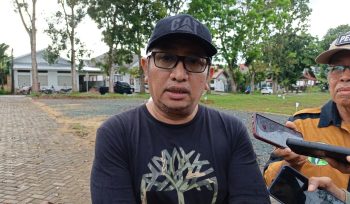 Ket.Kepala DPRKPLH Tanah Laut, Erzandi, saat menyampaikan komitmen pemerintah daerah dalam peluncuran program “Desa Menanam” pada peringatan Hari Bumi Sedunia 2026.Foto.Ist