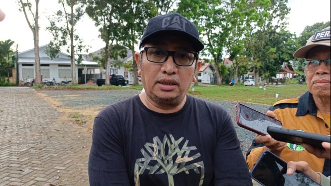 
					Ket.Kepala DPRKPLH Tanah Laut, Erzandi, saat menyampaikan komitmen pemerintah daerah dalam peluncuran program “Desa Menanam” pada peringatan Hari Bumi Sedunia 2026.Foto.Ist