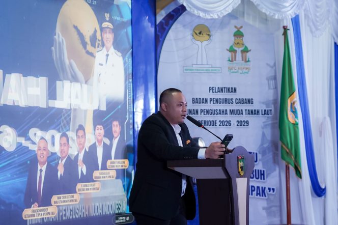 
					Ket.Ketua Umum BPC HIPMI Tanah Laut periode 2026–2029, Evan Zachari Asher, menyampaikan sambutan saat pelantikan pengurus HIPMI Tala di Gedung Balairung Tuntung Pandang, Pelaihari. Foto.Ist