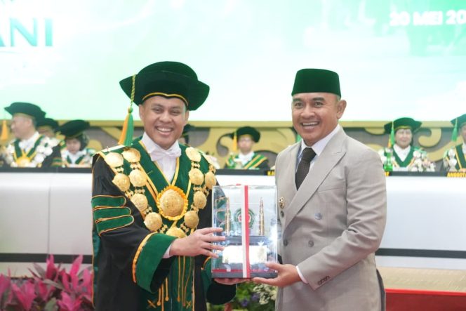 
					Rahmat Trianto menghadiri Dies Natalis ke-36 Unjani sebagai orator ilmiah sekaligus menjajaki kerja sama program 'Satu Desa Satu Sarjana'. (SANAK.ID/Ist)