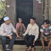 Wabup Tanah Laut HM Zazuli serahkan daging kurban ke lansia di Bajuin. (SANAK.ID/Ist)