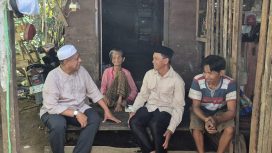 Wabup Tanah Laut HM Zazuli serahkan daging kurban ke lansia di Bajuin. (SANAK.ID/Ist)