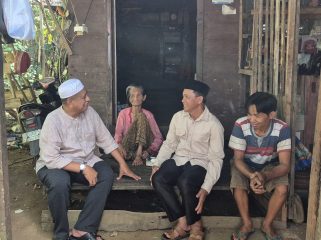 Wabup Tanah Laut HM Zazuli serahkan daging kurban ke lansia di Bajuin. (SANAK.ID/Ist)