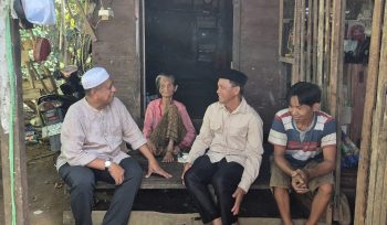 Wabup Tanah Laut HM Zazuli serahkan daging kurban ke lansia di Bajuin. (SANAK.ID/Ist)