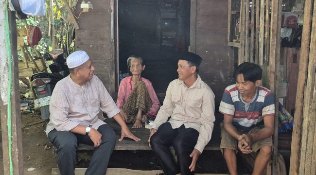 Wabup Tanah Laut HM Zazuli serahkan daging kurban ke lansia di Bajuin. (SANAK.ID/Ist)