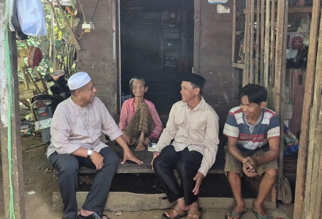 
					Wabup Tanah Laut HM Zazuli serahkan daging kurban ke lansia di Bajuin. (SANAK.ID/Ist)