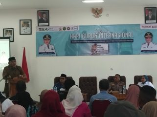 Ket.Bupati Tanah Laut menyampaikan sambutan dalam kegiatan penyerahan bantuan BPJS Ketenagakerjaan di Disnaker Tanah Laut. Foto.Ariyani