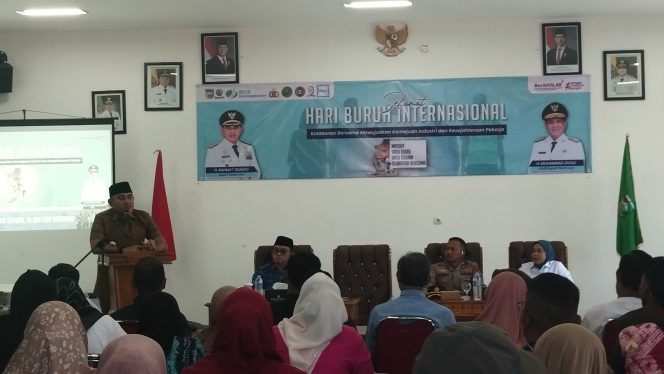 
					Ket.Bupati Tanah Laut menyampaikan sambutan dalam kegiatan penyerahan bantuan BPJS Ketenagakerjaan di Disnaker Tanah Laut. Foto.Ariyani