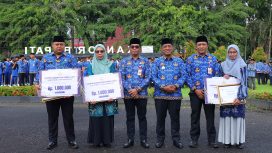 Ket.Wakil Bupati Tanah Laut, H. Muhammad Zazuli, memimpin apel gabungan sekaligus memberikan arahan kepada ASN dan melepas kontingen POPDA Kabupaten Tanah Laut di halaman Kantor Bupati Tanah Laut.Foto.Ist