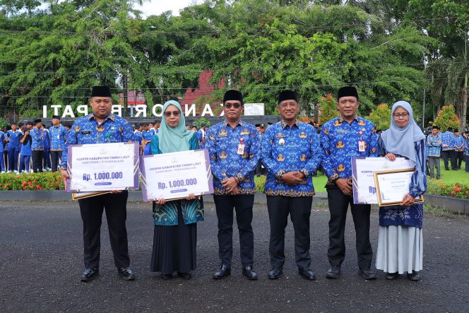 
					Ket.Wakil Bupati Tanah Laut, H. Muhammad Zazuli, memimpin apel gabungan sekaligus memberikan arahan kepada ASN dan melepas kontingen POPDA Kabupaten Tanah Laut di halaman Kantor Bupati Tanah Laut.Foto.Ist