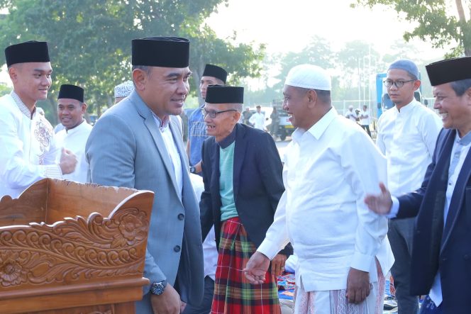 
					Bupati Rahmat Trianto menghadiri Salat Iduladha 1447 H di Pelaihari Tanah Laut. (SANAK.ID/ARIYANI)