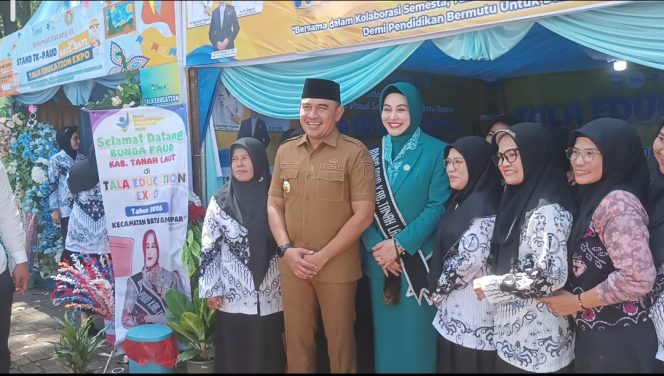 
					Ket.Bupati tala Rahmat Trianto bersama Bunda Paud Dian Rahmat , diacara Tala Education Expo 2026 . Foto.Syaiful