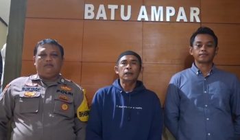 Ket. Pedagang bakso yang viral beritanya ,melakukan klarifikasi dikantor Polsek batu ampar. Foto.Tangkapan Layar