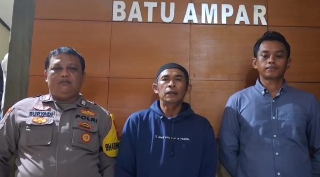 Ket. Pedagang bakso yang viral beritanya ,melakukan klarifikasi dikantor Polsek batu ampar. Foto.Tangkapan Layar