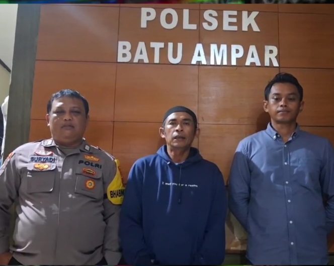 
					Ket. Pedagang bakso yang viral beritanya ,melakukan klarifikasi dikantor Polsek batu ampar. Foto.Tangkapan Layar
