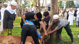 Bupati Tanah Laut Rahmat Trianto turun langsung menyembelih sapi kurban Iduladha. (SANAK.ID/Ist)
