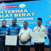 Ket.Wakil Bupati Tanah Laut H. M. Zazuli bersama jajaran PT Thriveni Indo Mining dan pihak Politala usai penandatanganan serah terima hibah alat berat untuk mendukung peningkatan kompetensi dan pembelajaran praktik mahasiswa di Politeknik Negeri Tanah Laut.Foto.Ariyani