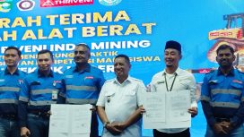 Ket.Wakil Bupati Tanah Laut H. M. Zazuli bersama jajaran PT Thriveni Indo Mining dan pihak Politala usai penandatanganan serah terima hibah alat berat untuk mendukung peningkatan kompetensi dan pembelajaran praktik mahasiswa di Politeknik Negeri Tanah Laut.Foto.Ariyani