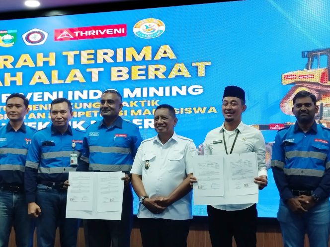 
					Ket.Wakil Bupati Tanah Laut H. M. Zazuli bersama jajaran PT Thriveni Indo Mining dan pihak Politala usai penandatanganan serah terima hibah alat berat untuk mendukung peningkatan kompetensi dan pembelajaran praktik mahasiswa di Politeknik Negeri Tanah Laut.Foto.Ariyani