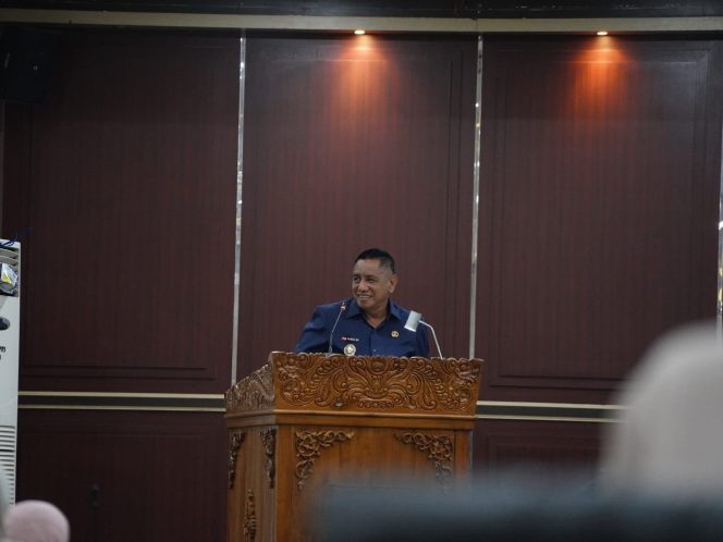 
					Ket.Rapat Paripurna DPRD Kabupaten Tanah Laut membahas dua rancangan peraturan daerah terkait administrasi kependudukan dan perlindungan tenaga kerja daerah di ruang sidang DPRD Tanah Laut. Foto.Ist